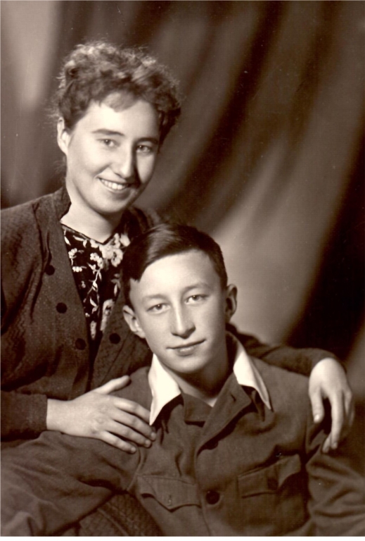 Марга Силкина с младшим братом Сашей. Ок. 1948 г.